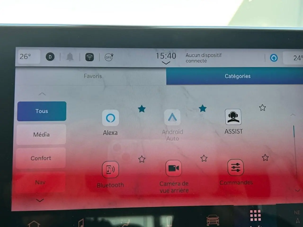 Écran tactile du système d'infodivertissement du Jeep Compass noir, affichant les options connectées et multimédia.