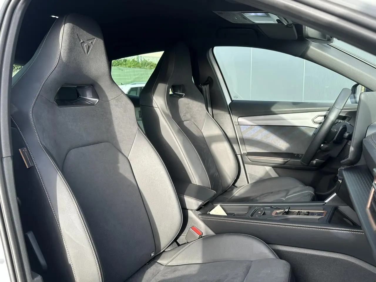 Vue intérieure côté gauche du CUPRA Formentor 2025 avec sièges baquets suédine noir et volant Supersports cuir.
