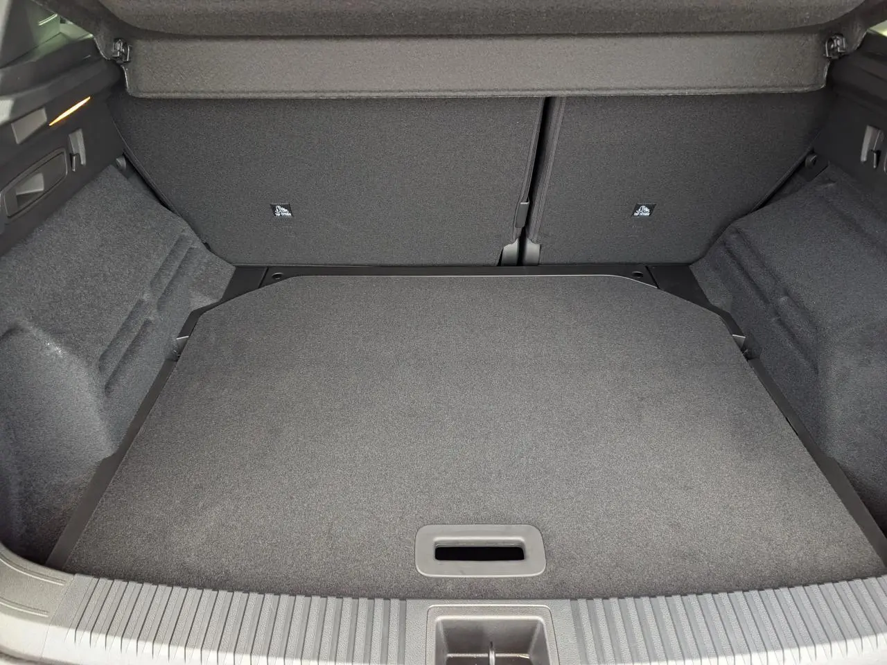 Coffre spacieux et propre du Renault Austral Esprit Alpine 2025, vue intérieure arrière avec revêtement gris.
