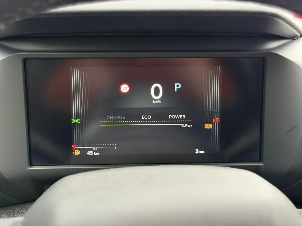 Affichage numérique du tableau de bord de la Citroën C4 hybride, indiquant vitesse à 0 km/h et mode parking.