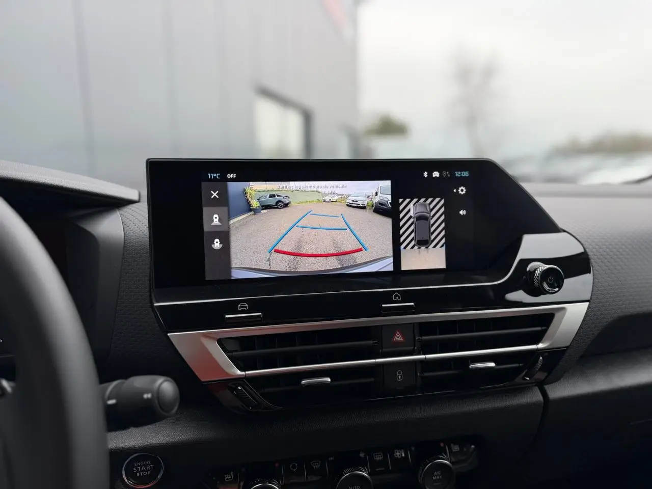 Vue intérieure du tableau de bord de la Citroën C4 2025, écran tactile affichant la caméra de recul en fonctionnement.