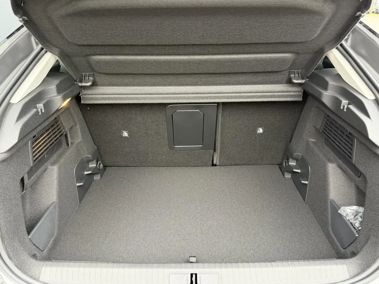 Coffre ouvert de la Citroën C4 gris Mercury, vue intérieure montrant un espace de rangement propre et bien agencé.