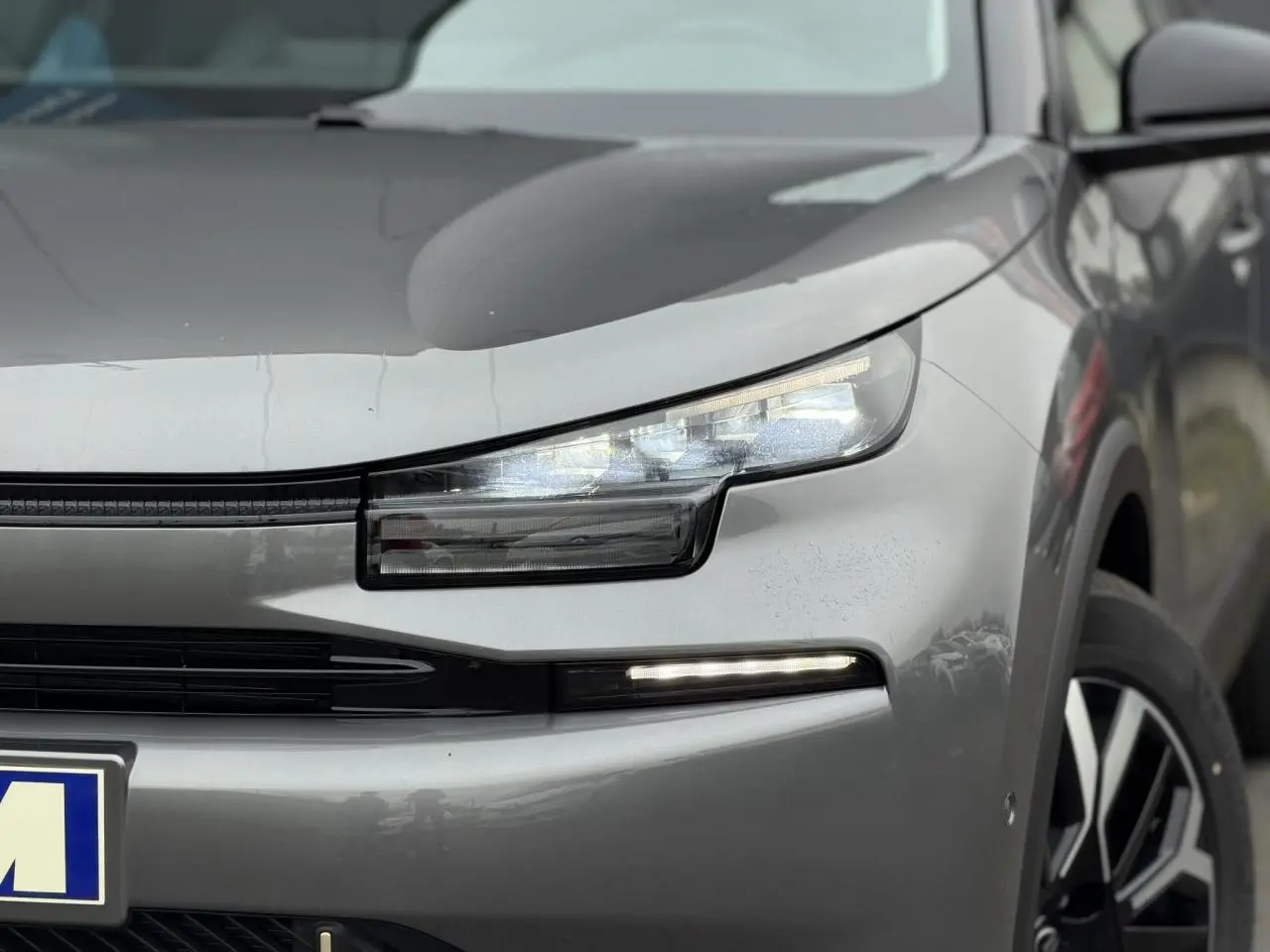 Gros plan sur l'avant droit gris Mercury du Citroën C4 2025 avec phares LED et jante alliage noire.