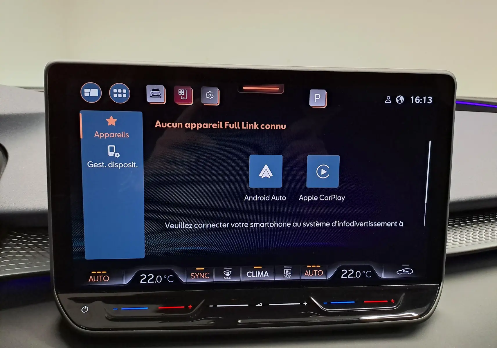 Écran tactile central du CUPRA TERRAMAR 2025 affichant les options Android Auto et Apple CarPlay, avec commandes climatisation.