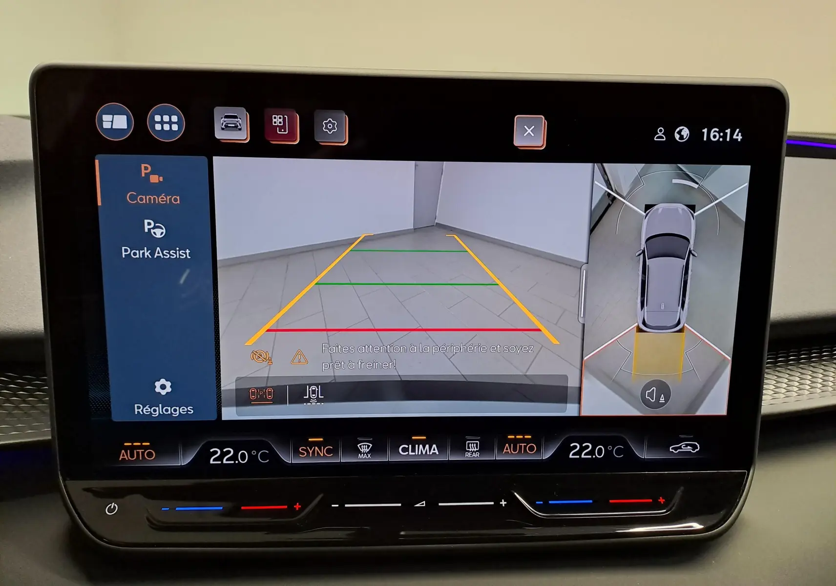Écran intérieur montrant l’aide au stationnement avec vue caméra arrière et plan 360° du CUPRA TERRAMAR bleu Cosmos.