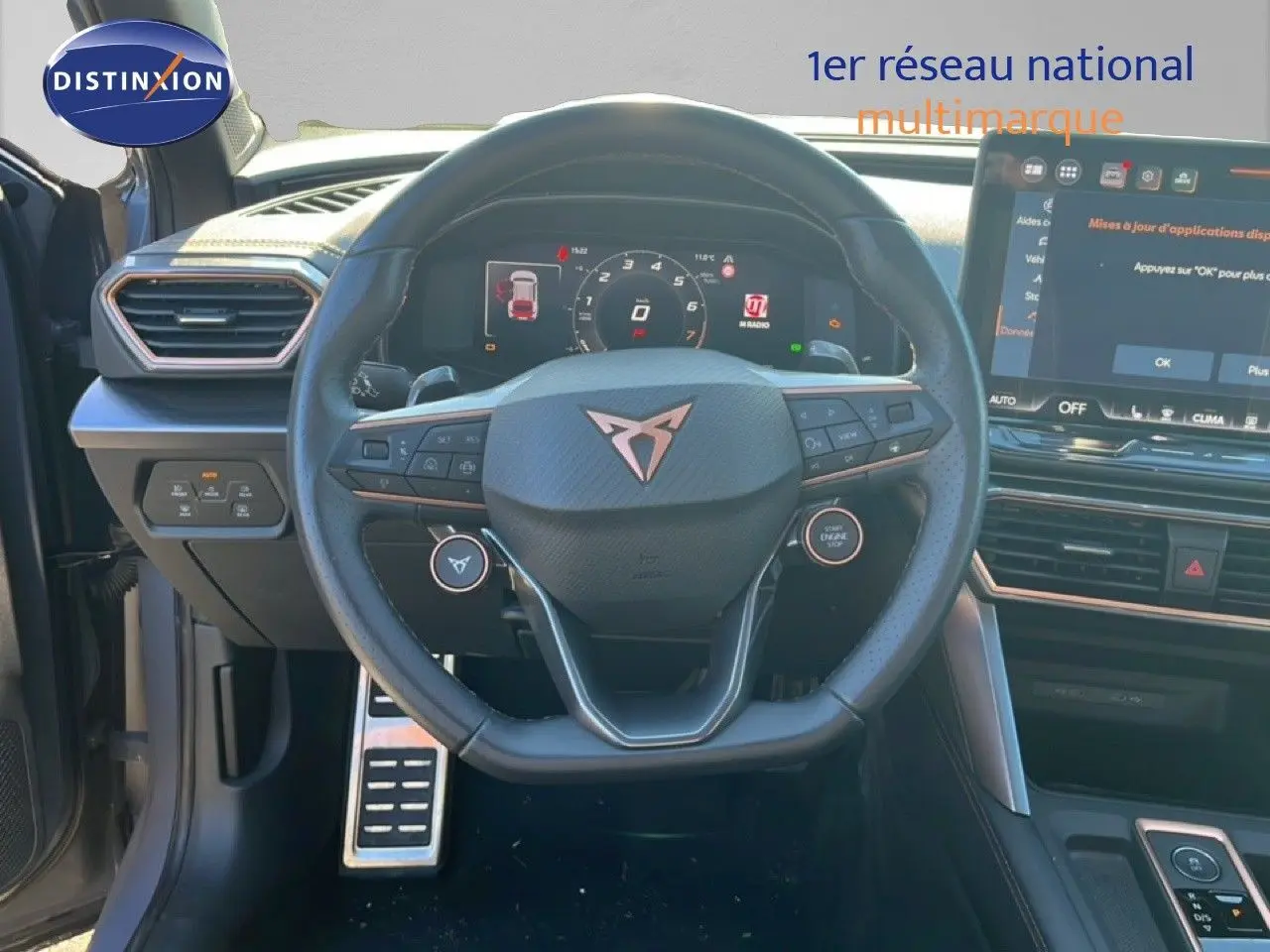 Vue intérieure centrée sur le volant de la CUPRA Formentor 1.5 eTSI 2025, avec tableau de bord digital et écran tactile.