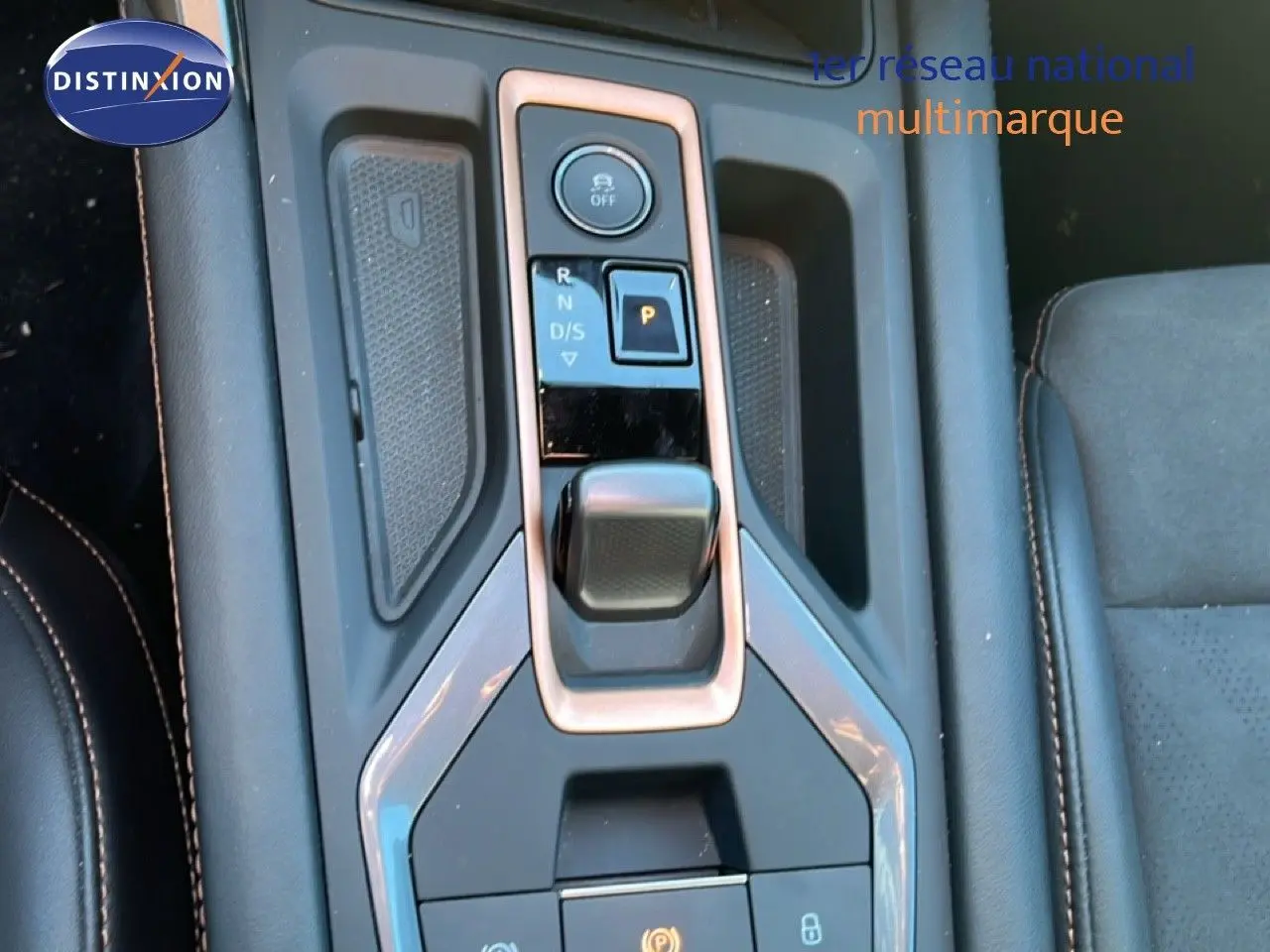 Vue rapprochée de la console centrale avec levier de vitesse et boutons de commande sur CUPRA Formentor gris magnétique 2025.