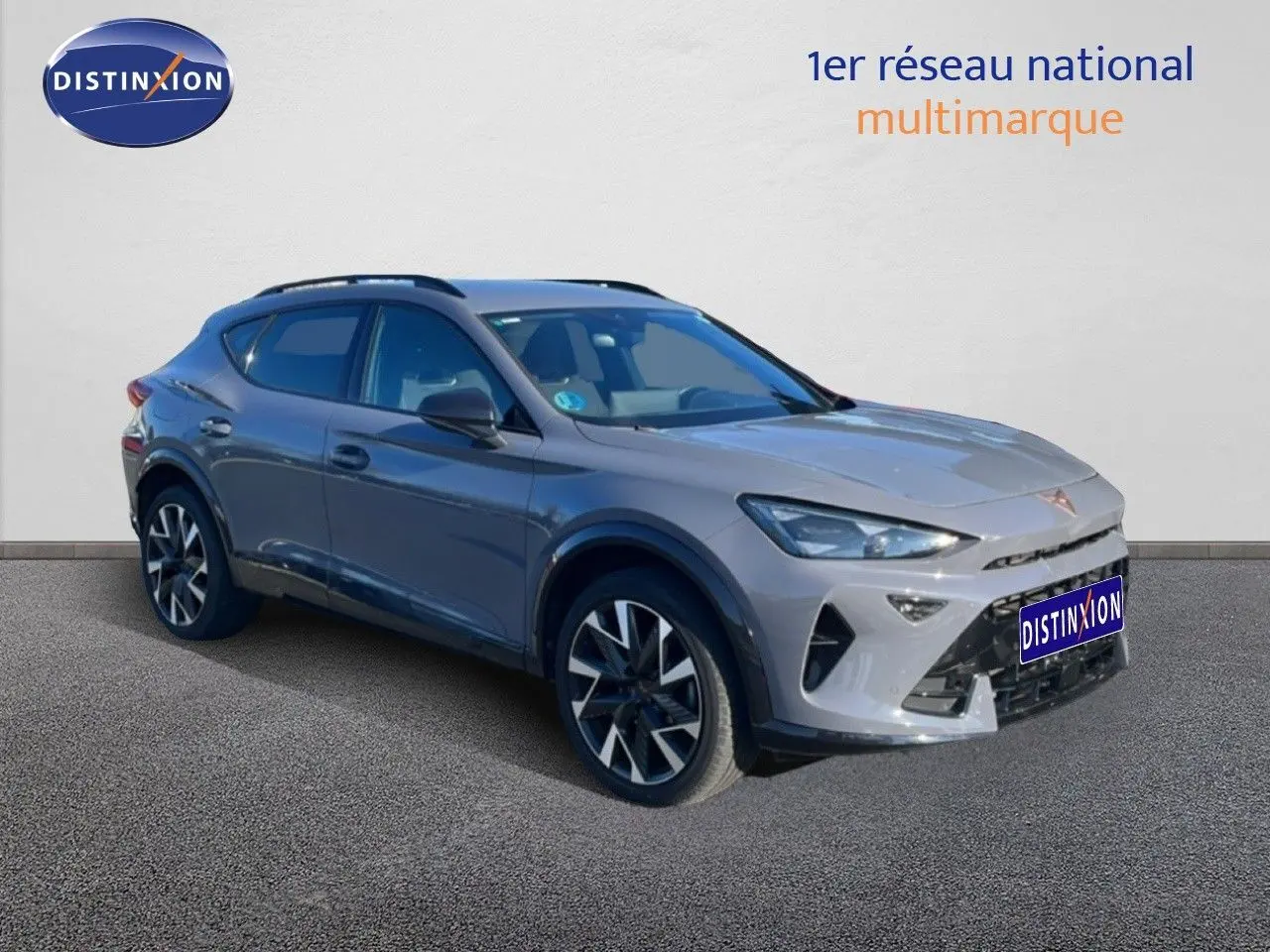 Vue 3/4 avant d'un CUPRA Formentor gris magentique métal avec jantes bi-ton et lignes sportives marquées.