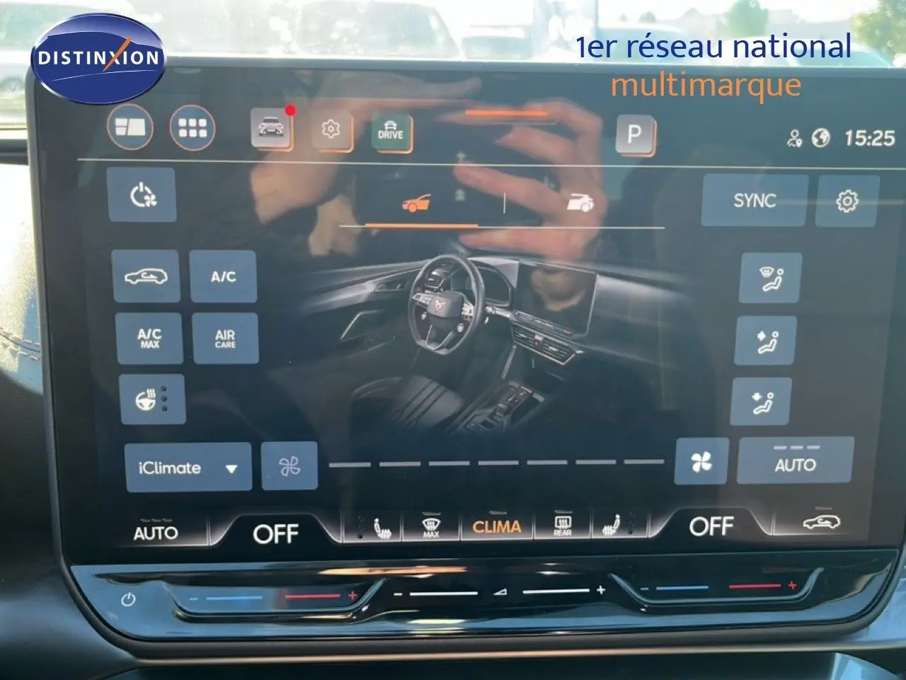 Écran tactile du système de climatisation affichant l’intérieur noir du CUPRA Formentor 1.5 eTSI gris magnétique, vue frontale.