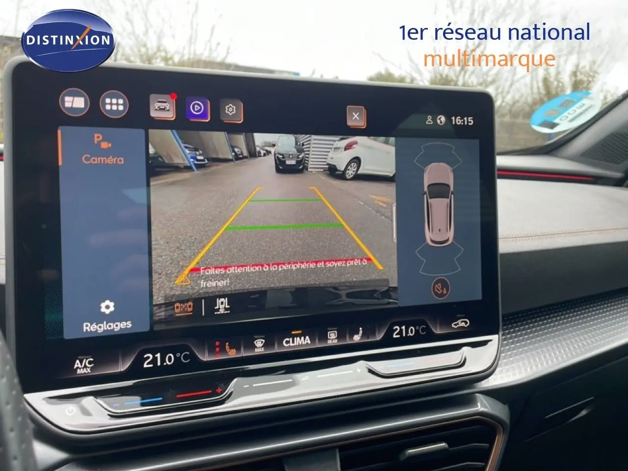 Écran tactile intérieur du CUPRA Formentor gris magnétique montrant la caméra de recul et les réglages climatiques.