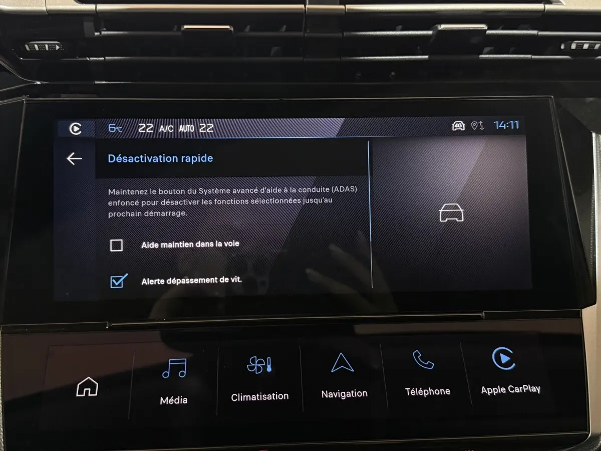 Écran tactile central de la Peugeot 308 rouge montrant les options d’aide à la conduite, vue intérieure frontale.