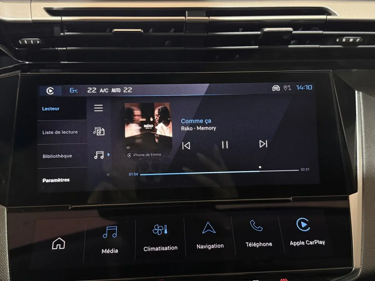 Écran tactile central de la Peugeot 308 2025 affichant la lecture musicale et les commandes multimédias.