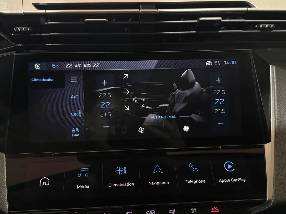Écran tactile central de la Peugeot 308 2025 affichant la climatisation et les réglages intérieurs en vue frontale.