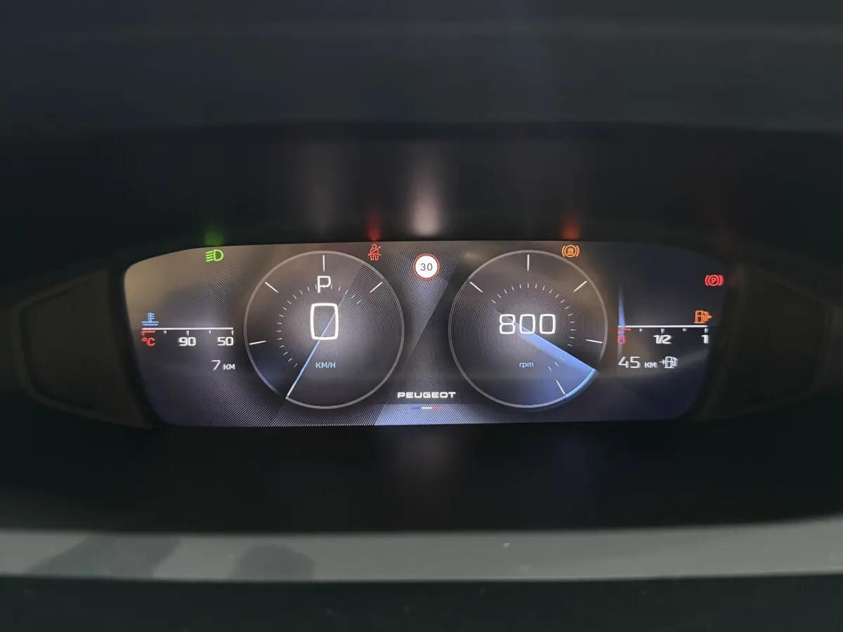 Combiné d'instruments numérique de Peugeot 308 2025, affichage multifonctions clair avec vitesse et compte-tours.