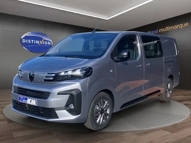 Vue 3/4 avant droit d’un Peugeot Expert Cabine Approfondie gris acier avec projecteurs full LED et jantes alliage 17 pouces.