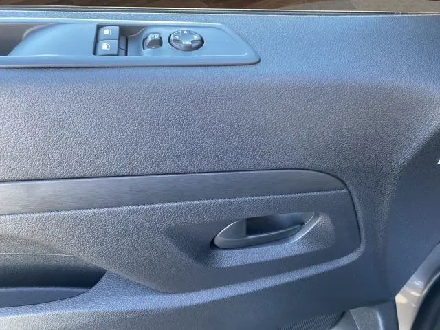 Gros plan sur la porte intérieure côté conducteur du Peugeot Expert XL gris acier, avec commandes électriques et poignée intégrée.