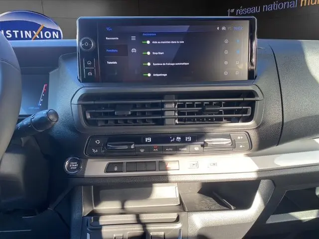 Vue rapprochée du tableau de bord du Peugeot Expert XL 2025, avec écran tactile 10'' et commandes de climatisation.