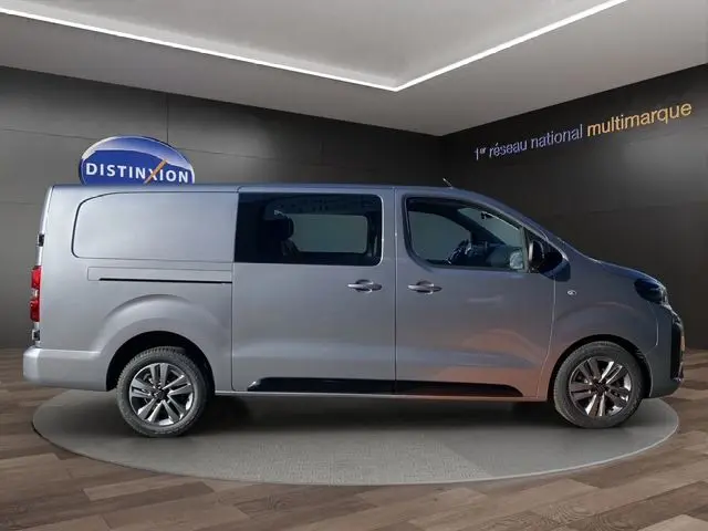 Vue latérale droite d’un Peugeot Expert Cabine Approfondie gris acier, avec jantes alliage 17 pouces et vitres teintées.