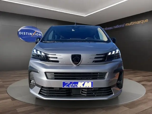 Vue frontale du Peugeot Expert Cabine Approfondie XL gris acier avec phares full LED et logo lion central.