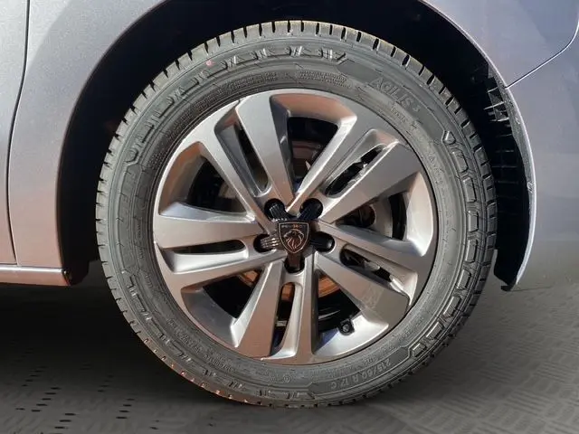 Gros plan sur la roue avant droite gris acier du Peugeot Expert XL avec jante alliage 17 pouces au design moderne.