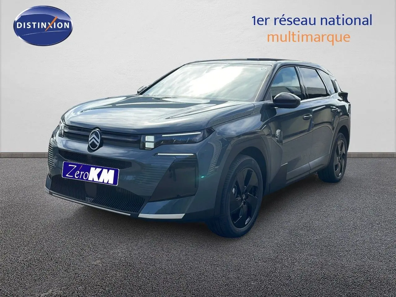Vue 3/4 avant droit d'un Citroën C5 Aircross Hybrid 145ch vert Astoria métallisé avec jantes noires et calandre moderne.