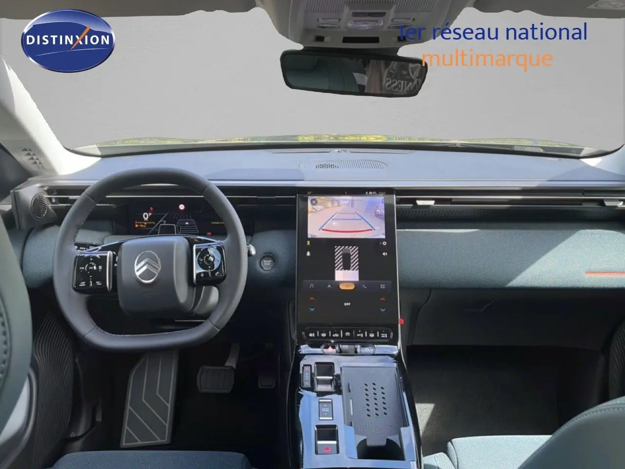 Vue intérieure avant du Citroën C5 Aircross Hybrid avec tableau de bord moderne et écran central tactile allumé.