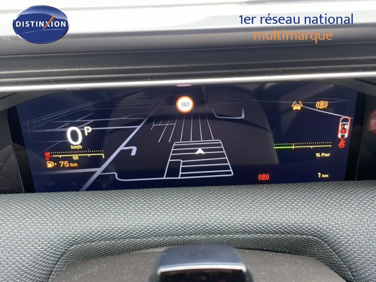 Tableau de bord numérique du Citroën C5 Aircross Hybrid, affichage de la vitesse et navigation, intérieur tissu gris.