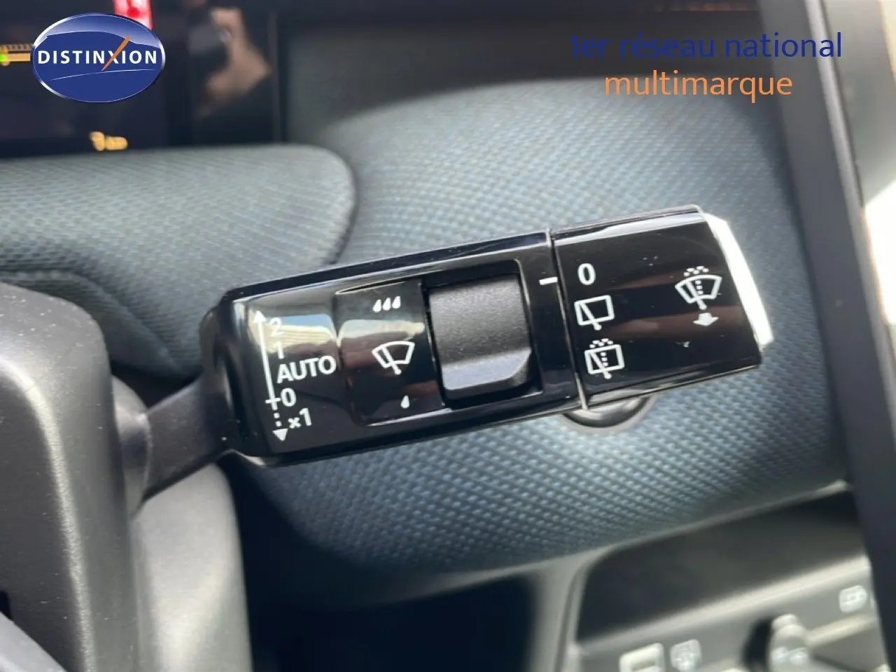 Gros plan sur la commande d'essuie-glace du Citroën C5 Aircross Hybrid, avec détails des réglages visibles.