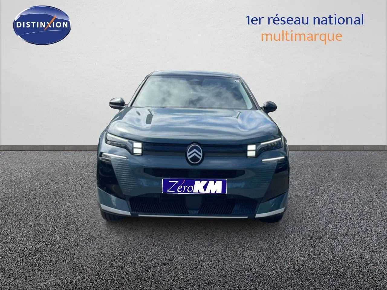 Vue frontale d'un Citroën C5 Aircross Hybrid 145ch en vert Astoria métallisé, avec phares LED distinctifs allumés.