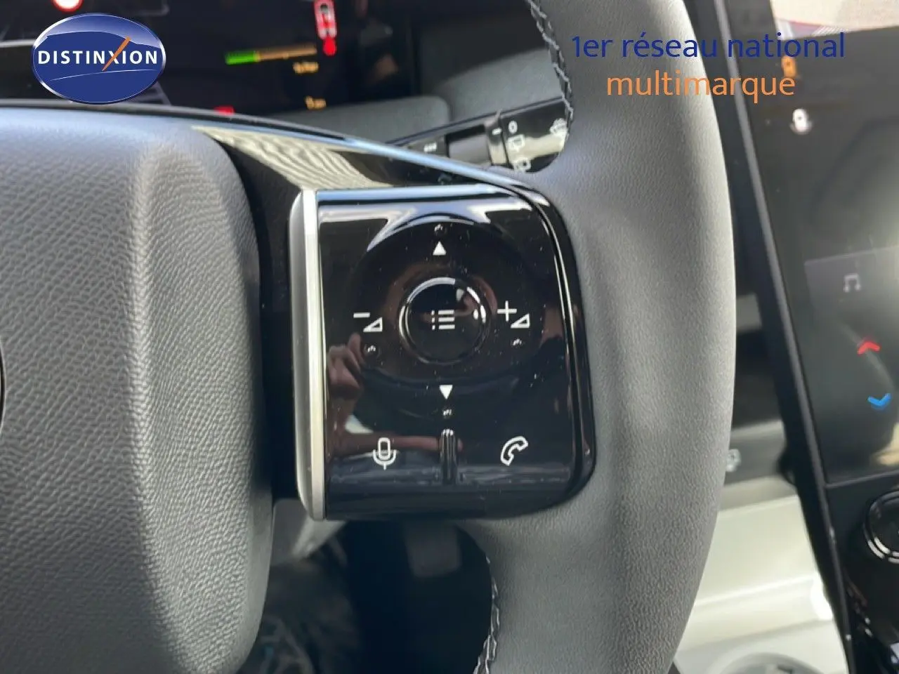 Gros plan sur le côté droit du volant noir du Citroën C5 Aircross Hybrid 145ch, avec commandes intégrées.
