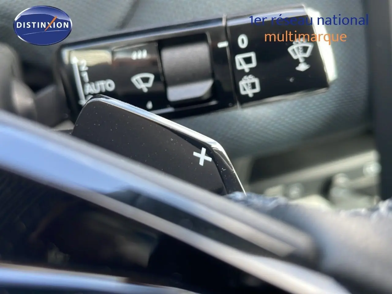 Gros plan sur la palette de changement de vitesse "+" et le commodo des essuie-glaces du Citroën C5 Aircross Hybrid.