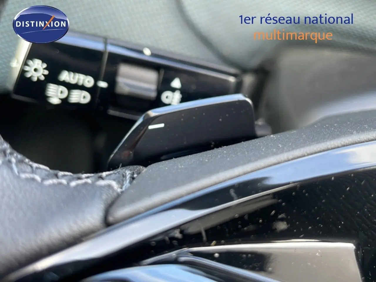 Gros plan sur la palette de changement de vitesse au volant du Citroën C5 Aircross Hybrid, intérieur noir.