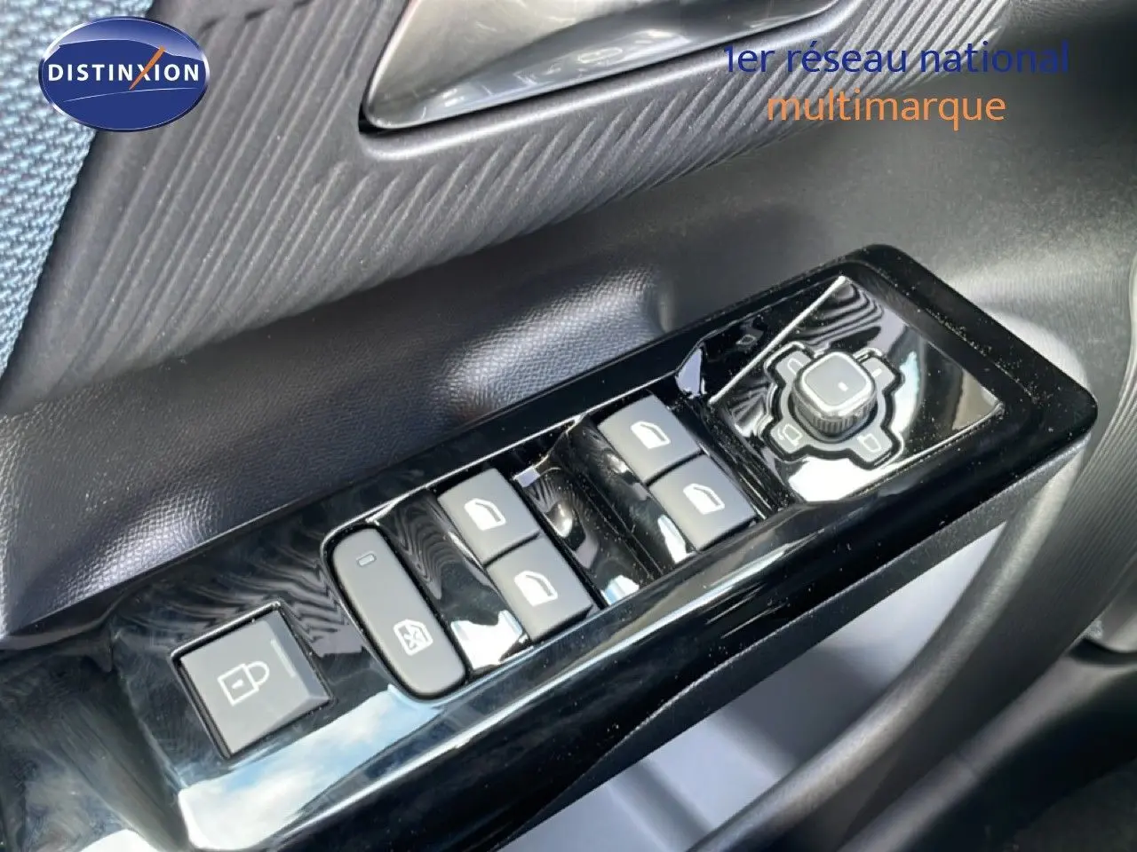 Gros plan sur les commandes de lève-vitres et rétroviseurs côté conducteur du Citroën C5 Aircross Hybrid.