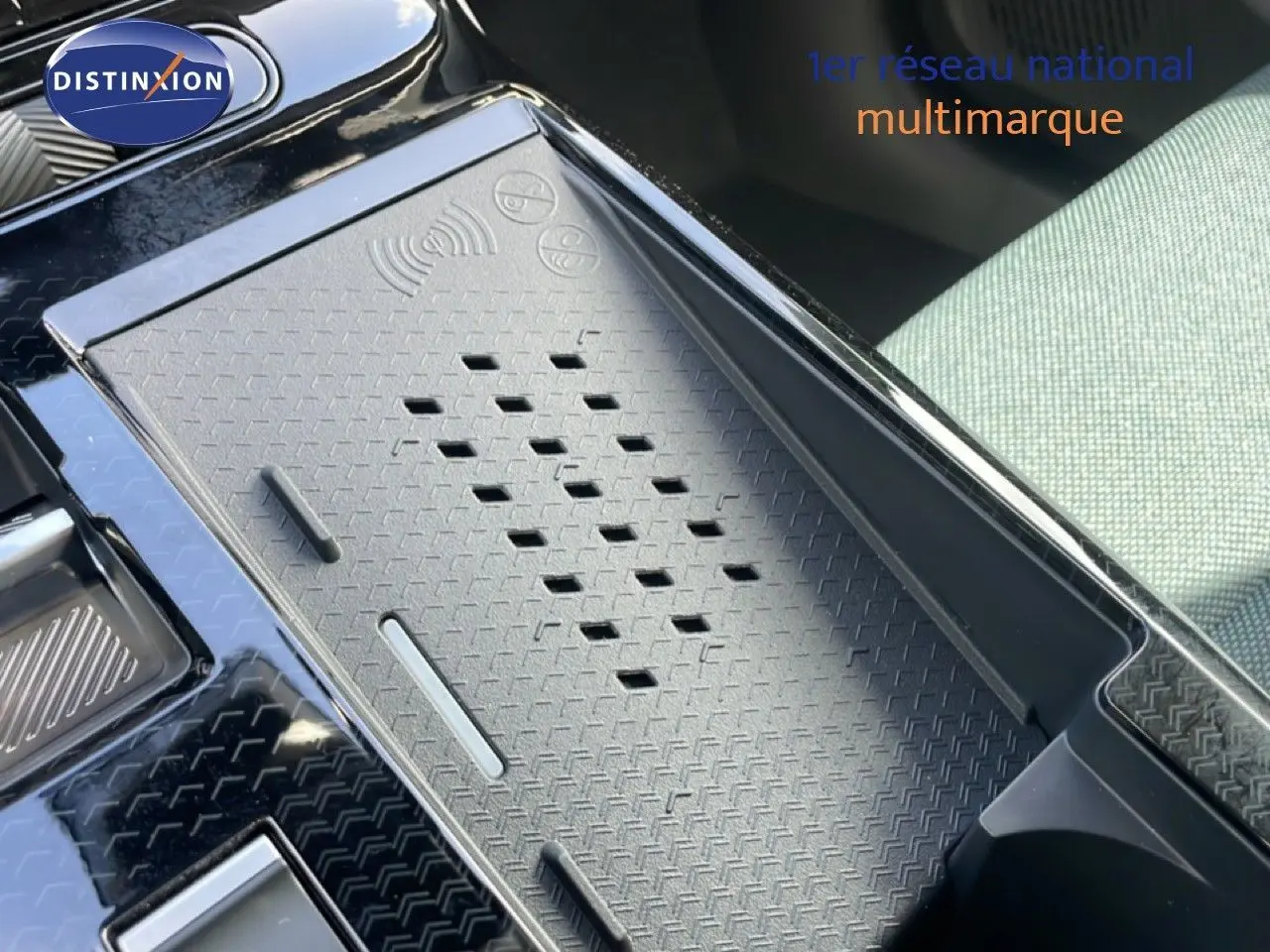 Gros plan sur le chargeur sans fil et la console centrale du Citroën C5 Aircross Hybrid, intérieur tissu vert Astoria.