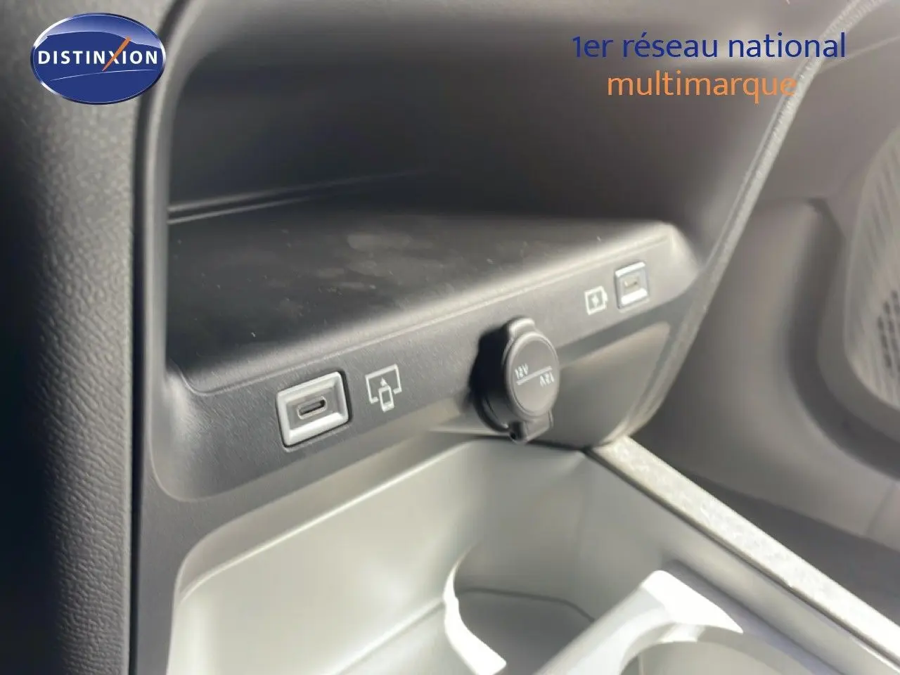 Prise USB et prise 12V en gros plan dans l’habitacle noir du Citroën C5 Aircross Hybrid.