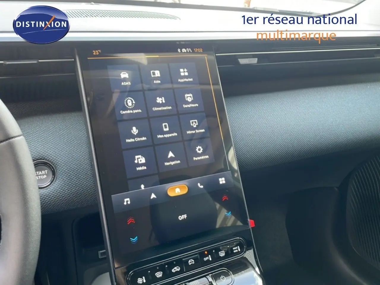 Vue intérieure centrée sur l'écran tactile vertical du tableau de bord du Citroën C5 Aircross Hybrid vert Astoria.