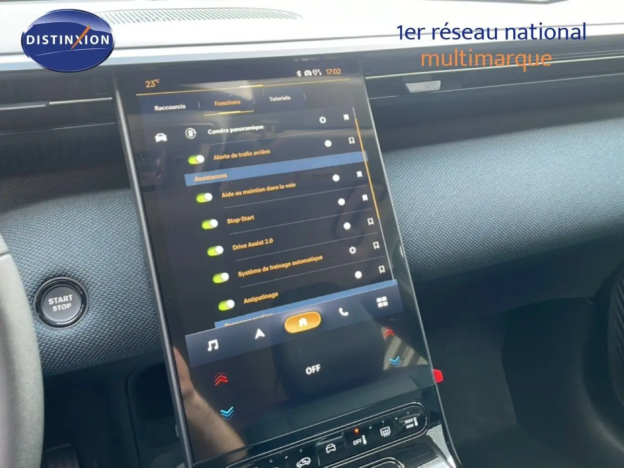 Vue rapprochée de l’écran tactile central du tableau de bord du Citroën C5 Aircross Hybrid avec commandes d’assistance activées.