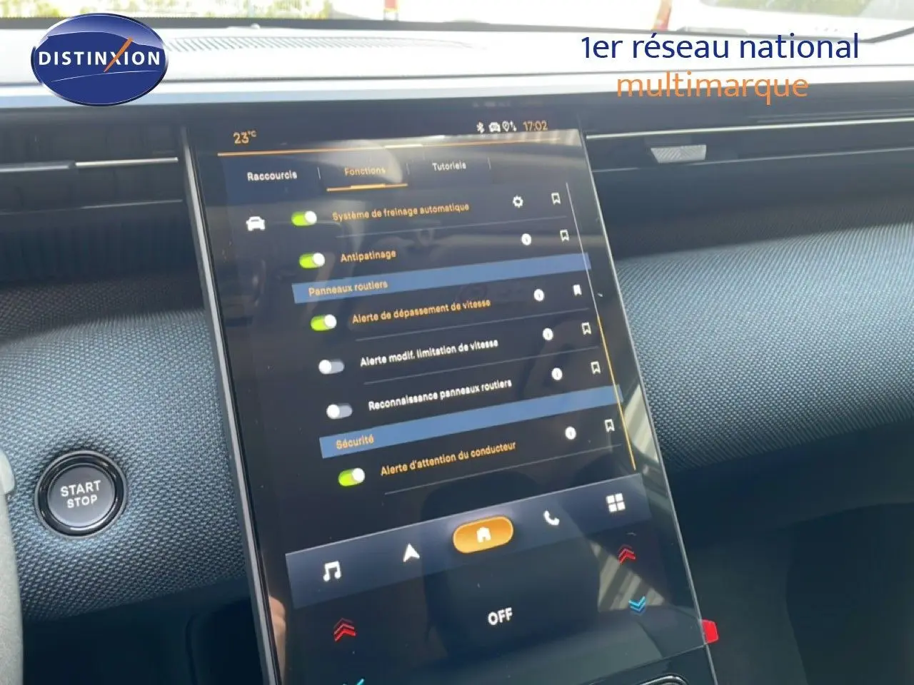 Vue rapprochée de l’écran tactile central du Citroën C5 Aircross Hybrid avec tableau de bord noir texturé.