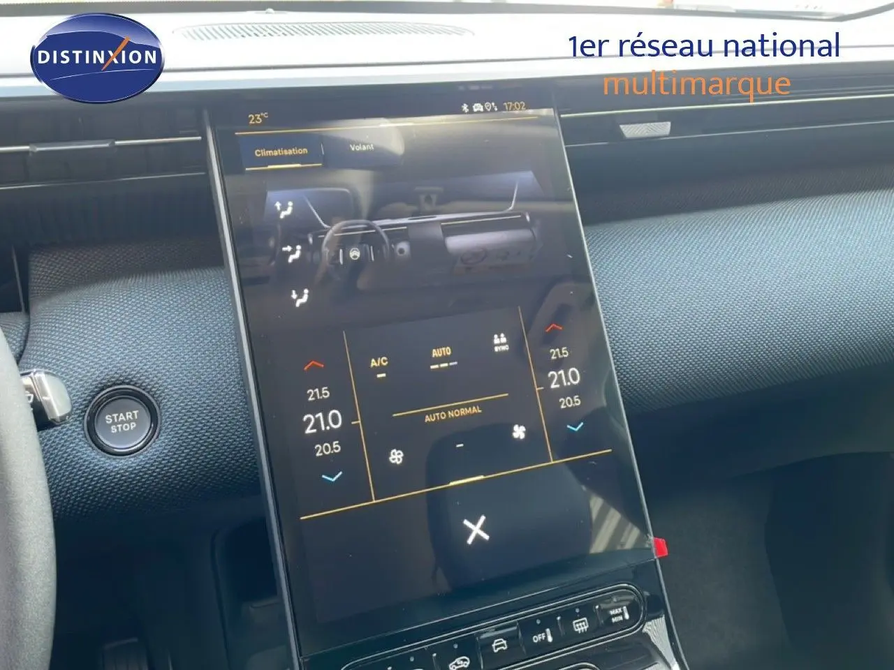 Vue rapprochée de l’écran tactile central du tableau de bord du Citroën C5 Aircross Hybrid en intérieur noir.
