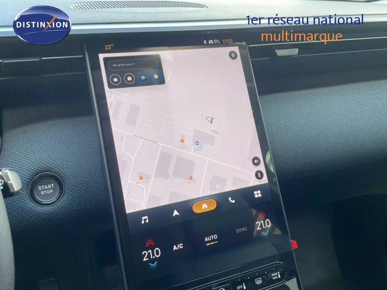 Vue intérieure centrée sur l'écran tactile vertical du tableau de bord du Citroën C5 Aircross Hybrid.