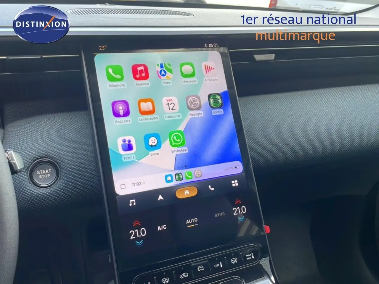 Vue rapprochée de l'écran tactile central du tableau de bord du Citroën C5 Aircross Hybrid avec interface connectée.