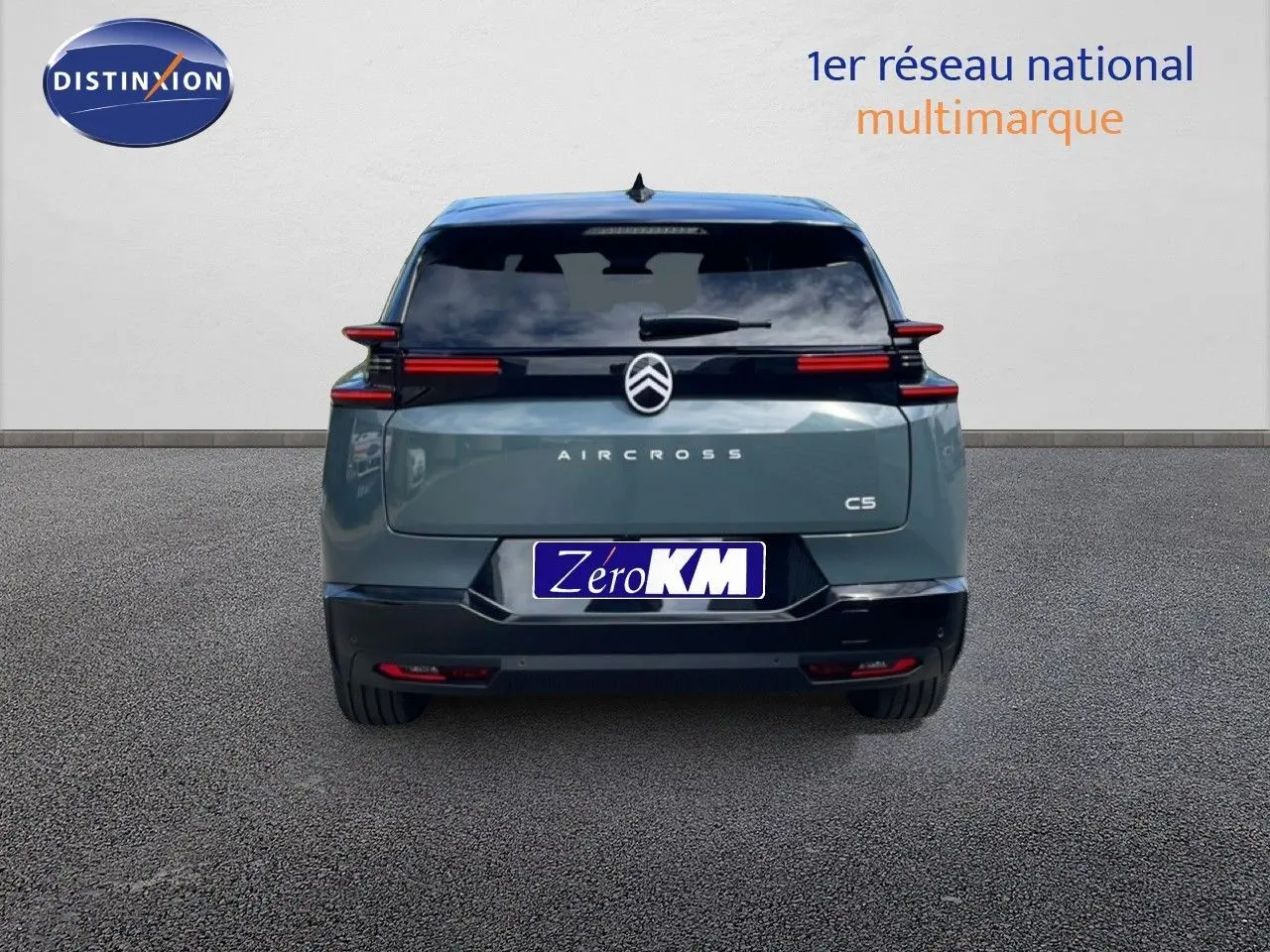 Vue arrière du Citroën C5 Aircross Hybrid 145ch en vert Astoria Metal avec feux arrière horizontaux rouges et toit noir.