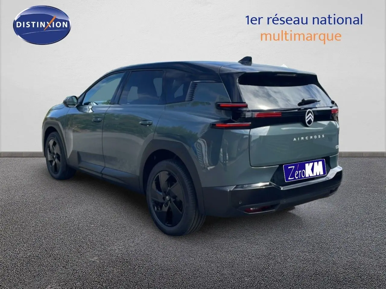 Vue 3/4 arrière droite du Citroën C5 Aircross Hybrid vert Astoria Metal avec feux arrière LED et jantes noires.