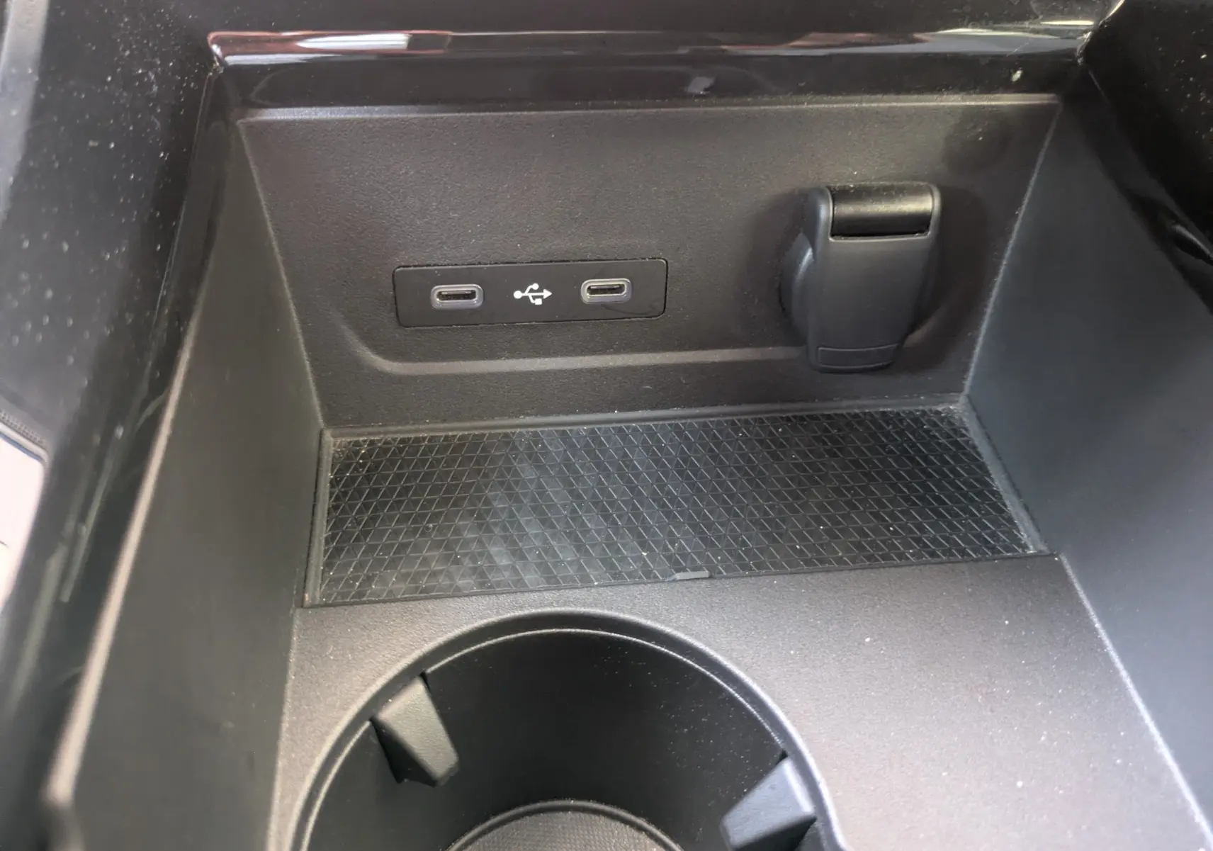 Vue rapprochée de la console centrale du Renault Espace VI, montrant deux ports USB-C et une prise 12V noire.