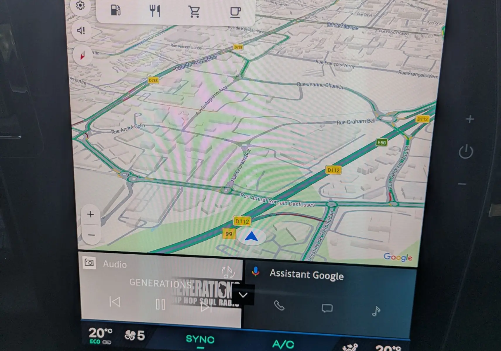Écran tactile central du Renault Espace VI E-Tech noir, affichant la navigation Google Maps et commandes climatisation.
