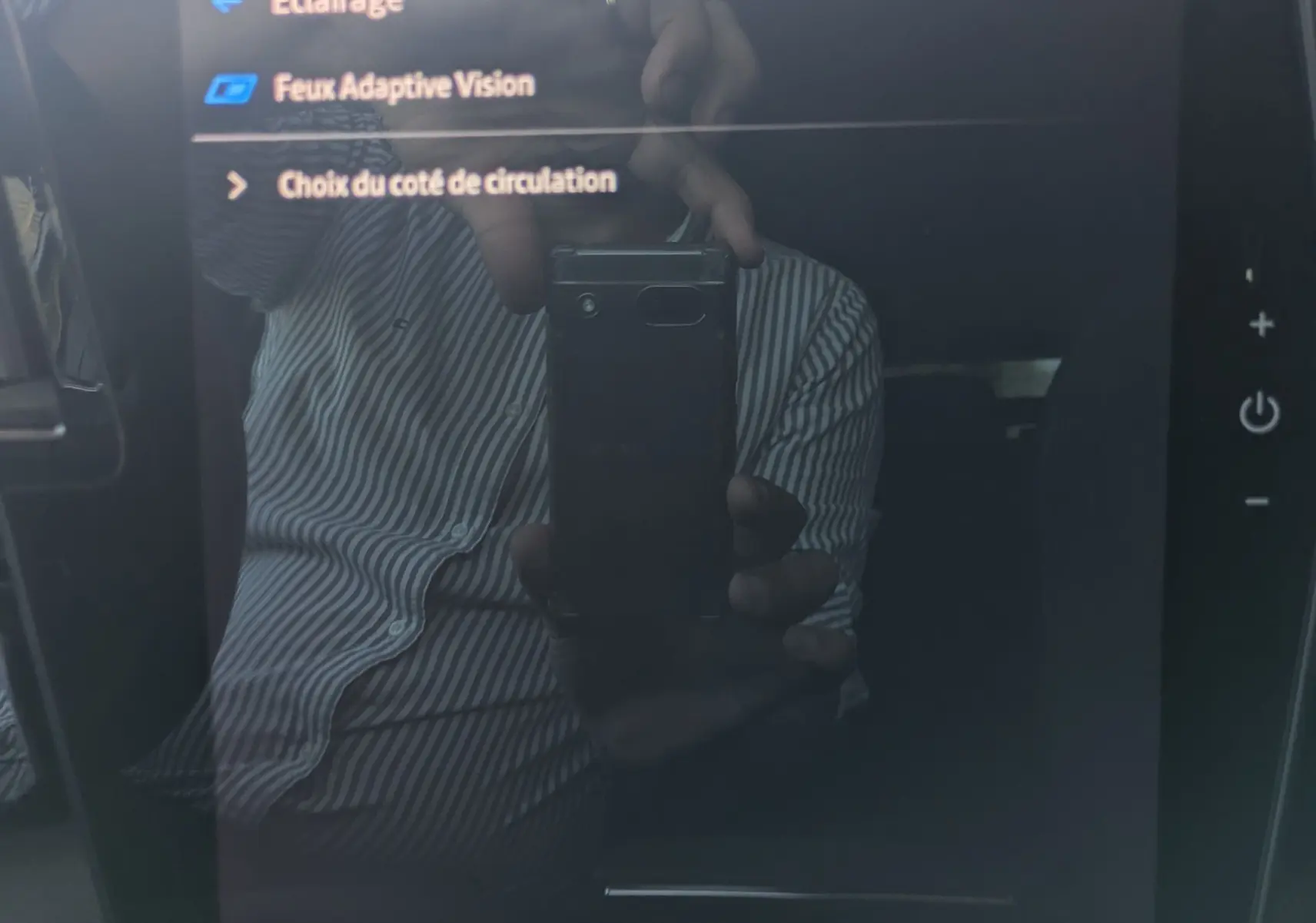Écran tactile central du Renault Espace VI E-Tech, affichant les réglages d’éclairage et de vision adaptative.