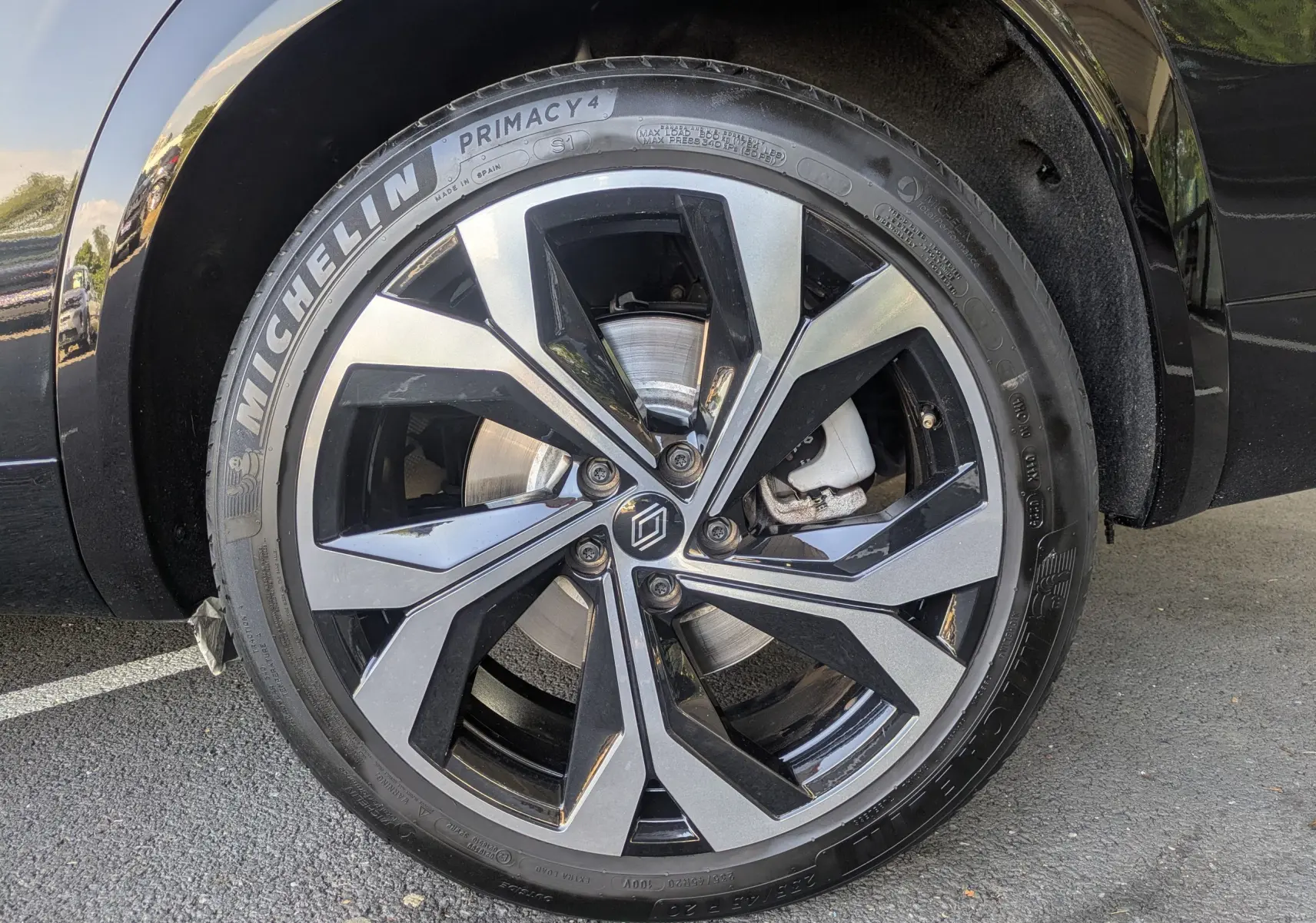 Gros plan sur la jante alliage 20 pouces Daytona bicolore du Renault Espace VI noir Étoile, avec pneu Michelin Primacy 4.