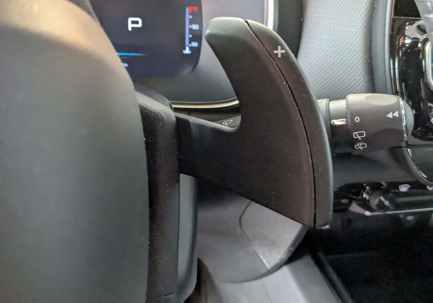 Gros plan sur la palette de changement de vitesse droite noire dans l'habitacle du Citroën C5 Aircross 2024.