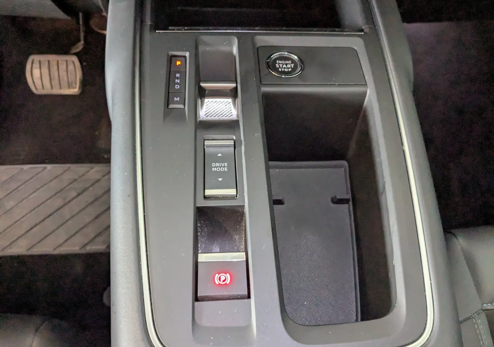 Vue rapprochée de la console centrale noire avec bouton start/stop et sélecteur de boîte automatique du Citroën C5 Aircross gris.