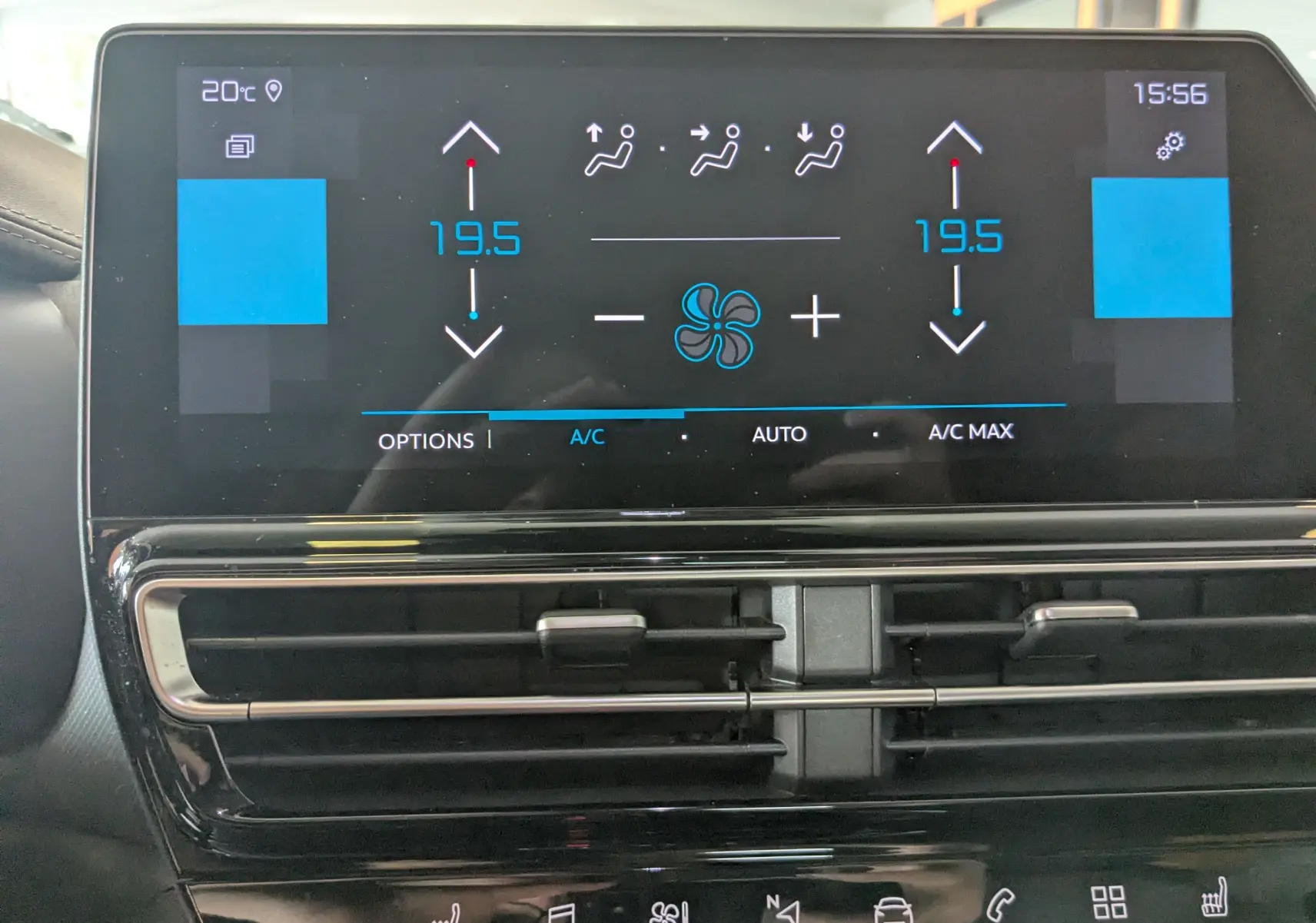 Écran tactile central du tableau de bord du Citroën C5 Aircross 2024, affichant la climatisation à 19,5°C en mode automatique.
